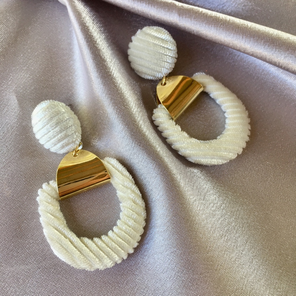 Velvet Cream Faux Fur Gold Bar Stud Earrings - Picture 4 of 7